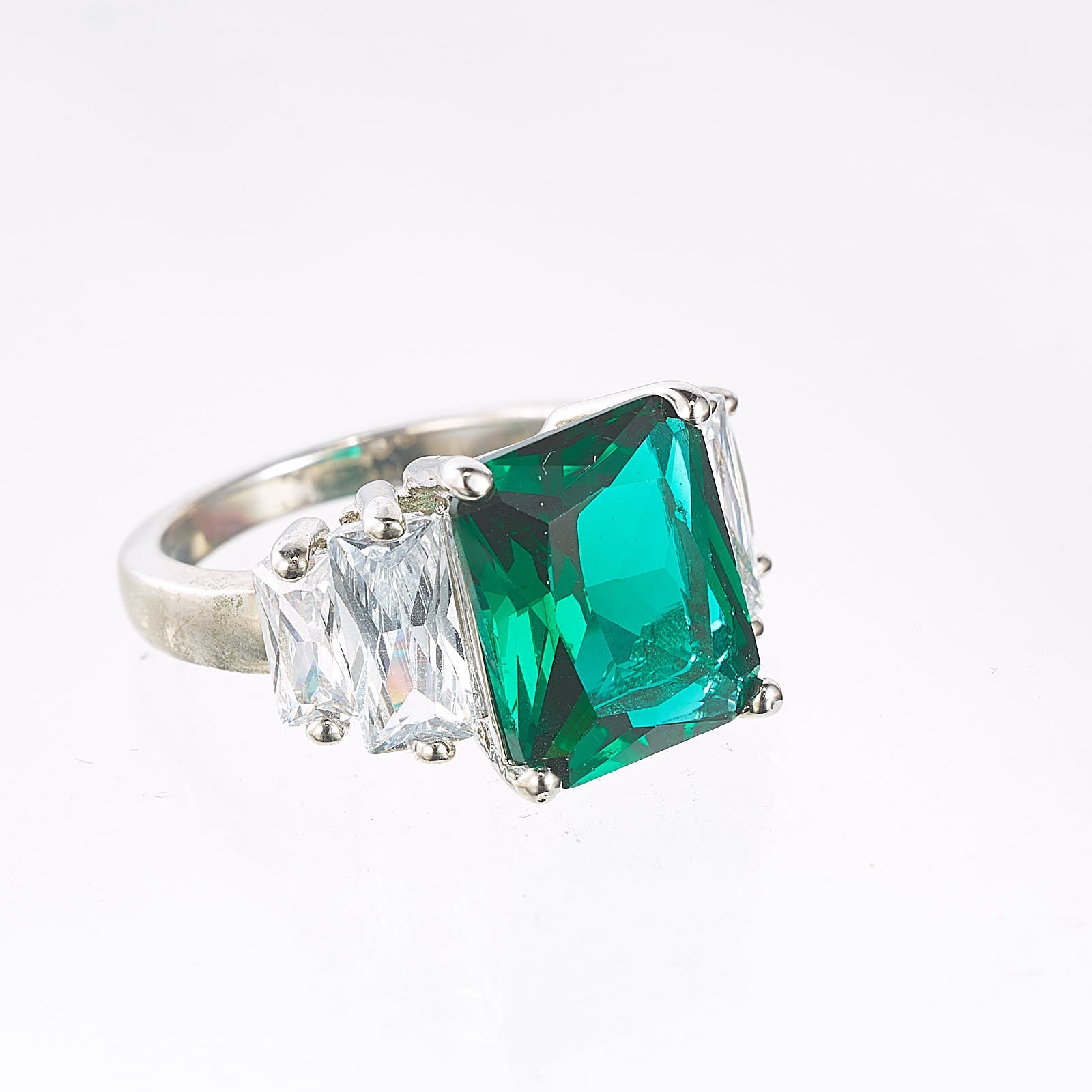 8653R Faceted Ring With Baguettes