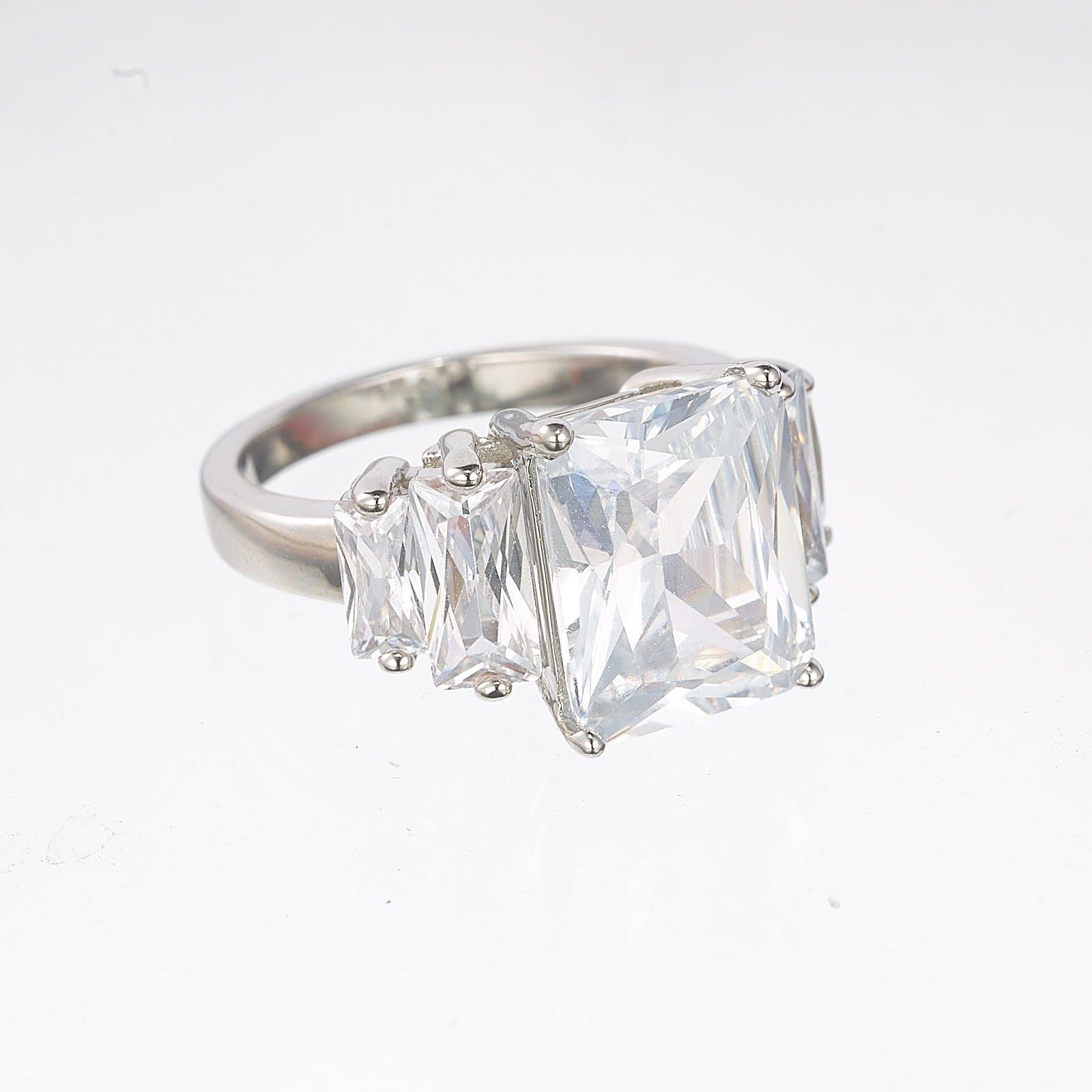 8653R Faceted Ring With Baguettes
