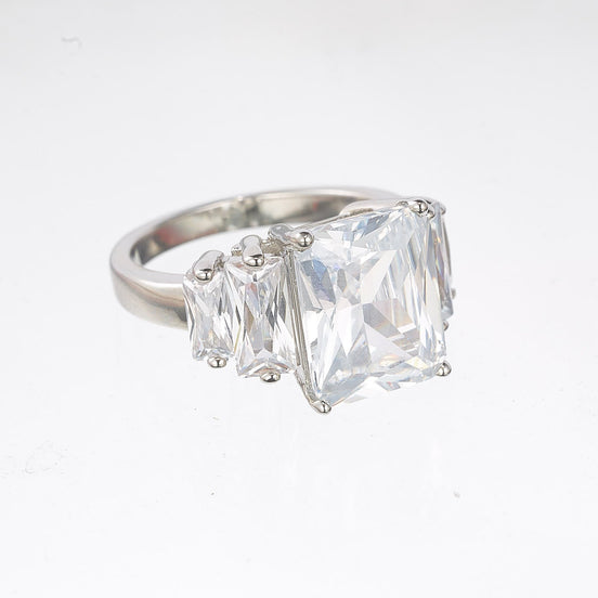 8653R Faceted Ring With Baguettes